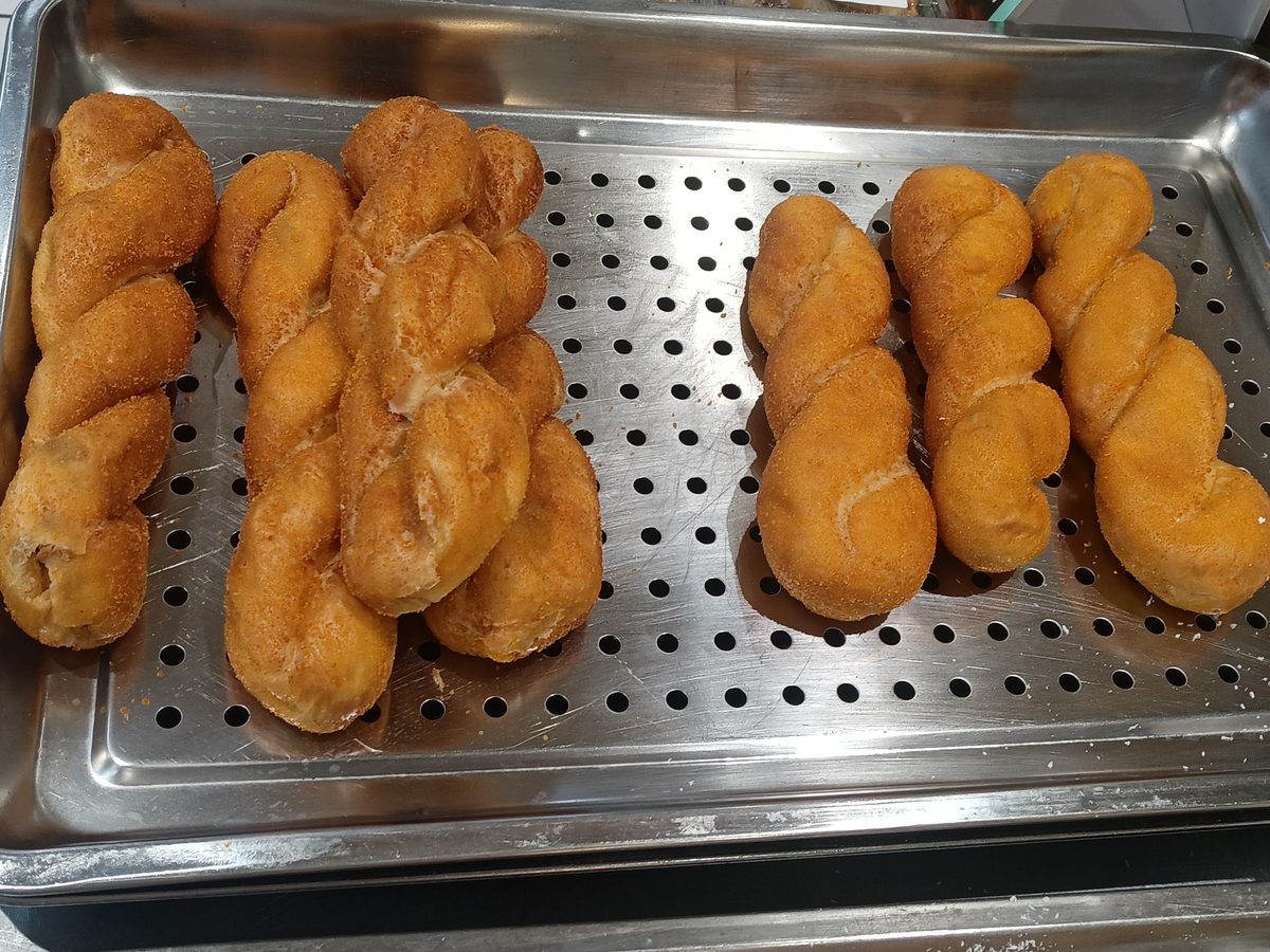Hand-torn fried dough twists (mahua)