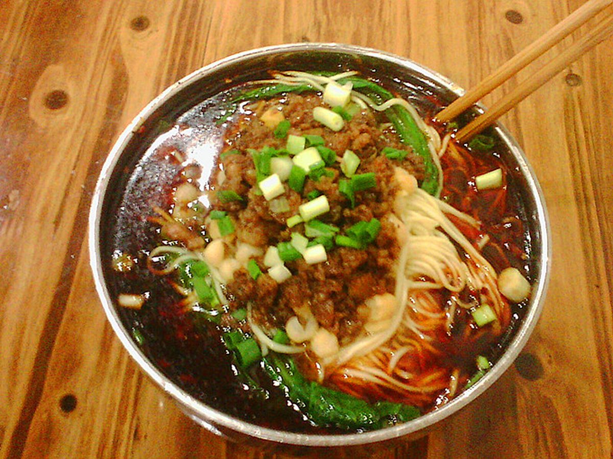 Chongqing-style wheat noodles with toppings