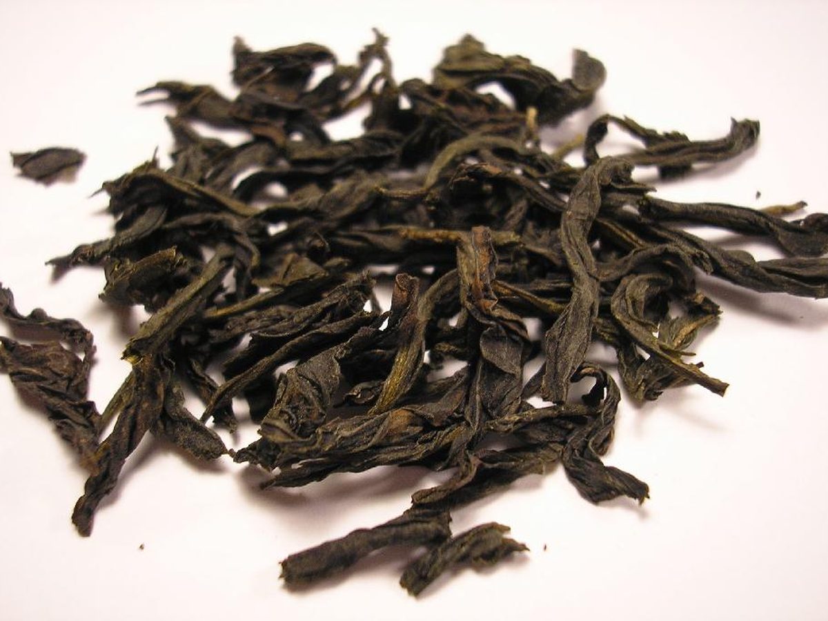 Oolong tea leaves — dark roasted leaves for brewing